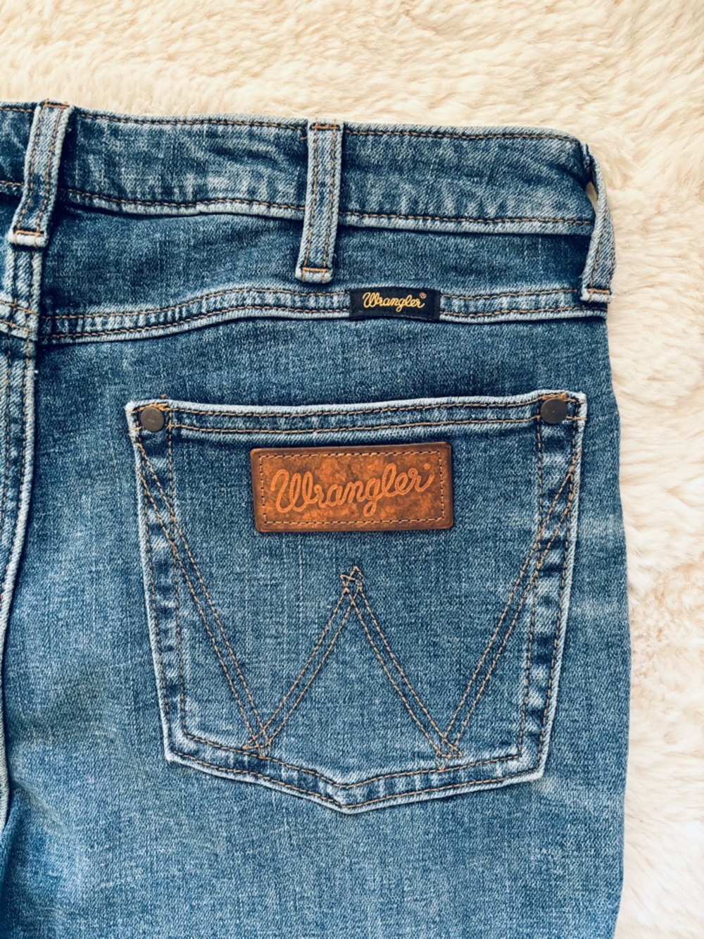 NWT Wrangler Retro Premium High-Rise Trumpet Flare Blue Jeans Size: 31x32 - Picture 3 of 5